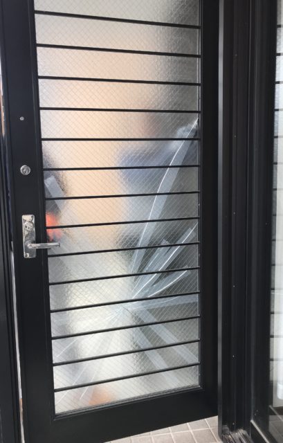 玄関ガラス交換